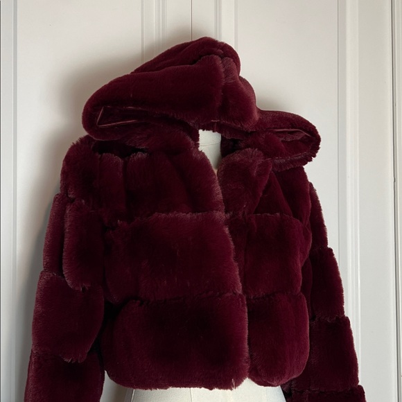 Burgundy Cropped Hooded Faux Fur Jacket Small - Picture 2 of 4